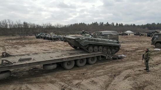 Российские военнослужащие взяли под контроль военную базу ВСУ под Херсоном