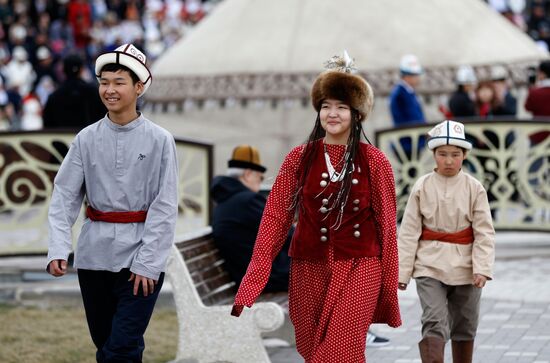 Фестиваль традиционной одежды в Киргизии