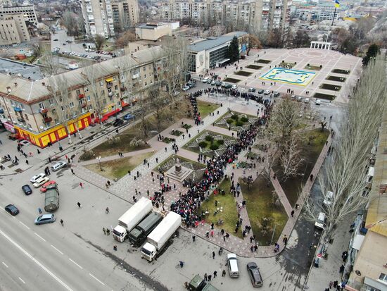 Раздача гуманитарной помощи в г. Мелитополе