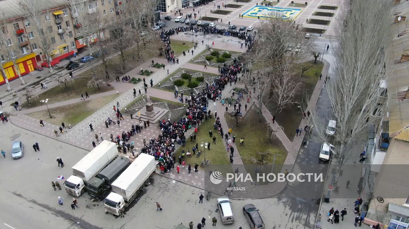 Раздача гуманитарной помощи в г. Мелитополе