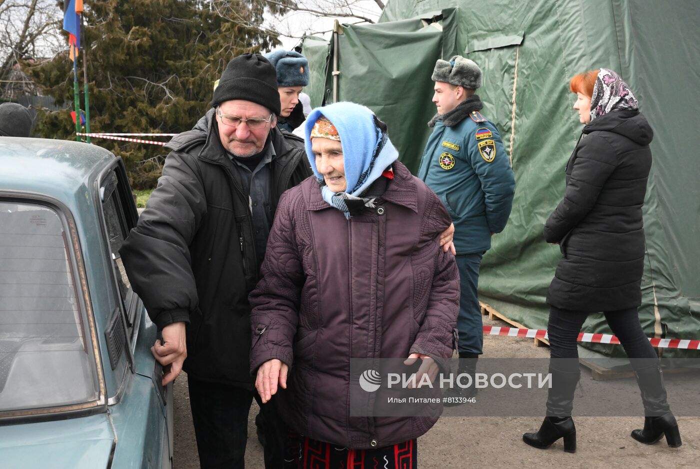 Жители Мариуполя покидают город при помощи гуманитарного коридора, организованного МЧС ДНР