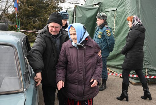 Жители Мариуполя покидают город при помощи гуманитарного коридора, организованного МЧС ДНР