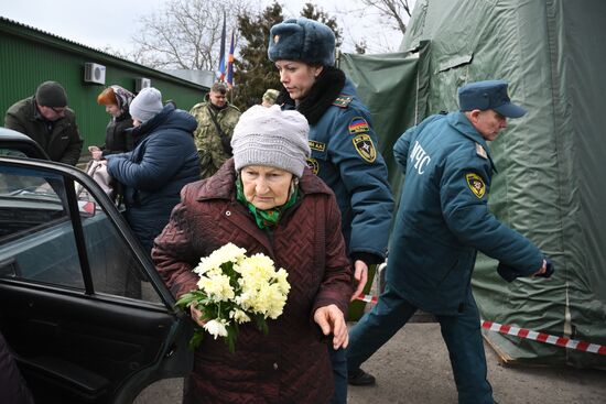 Жители Мариуполя покидают город при помощи гуманитарного коридора, организованного МЧС ДНР