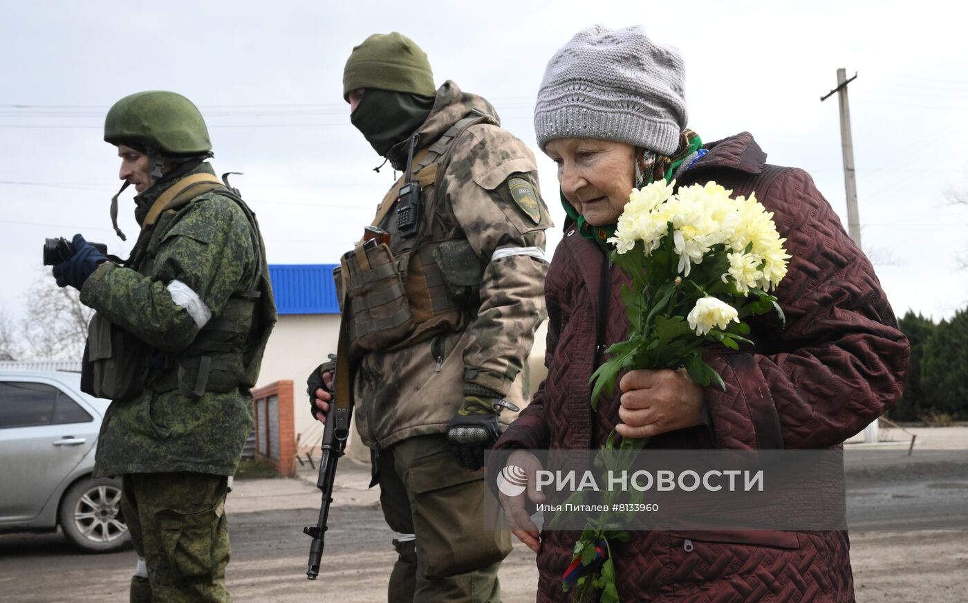 Жители Мариуполя покидают город при помощи гуманитарного коридора, организованного МЧС ДНР