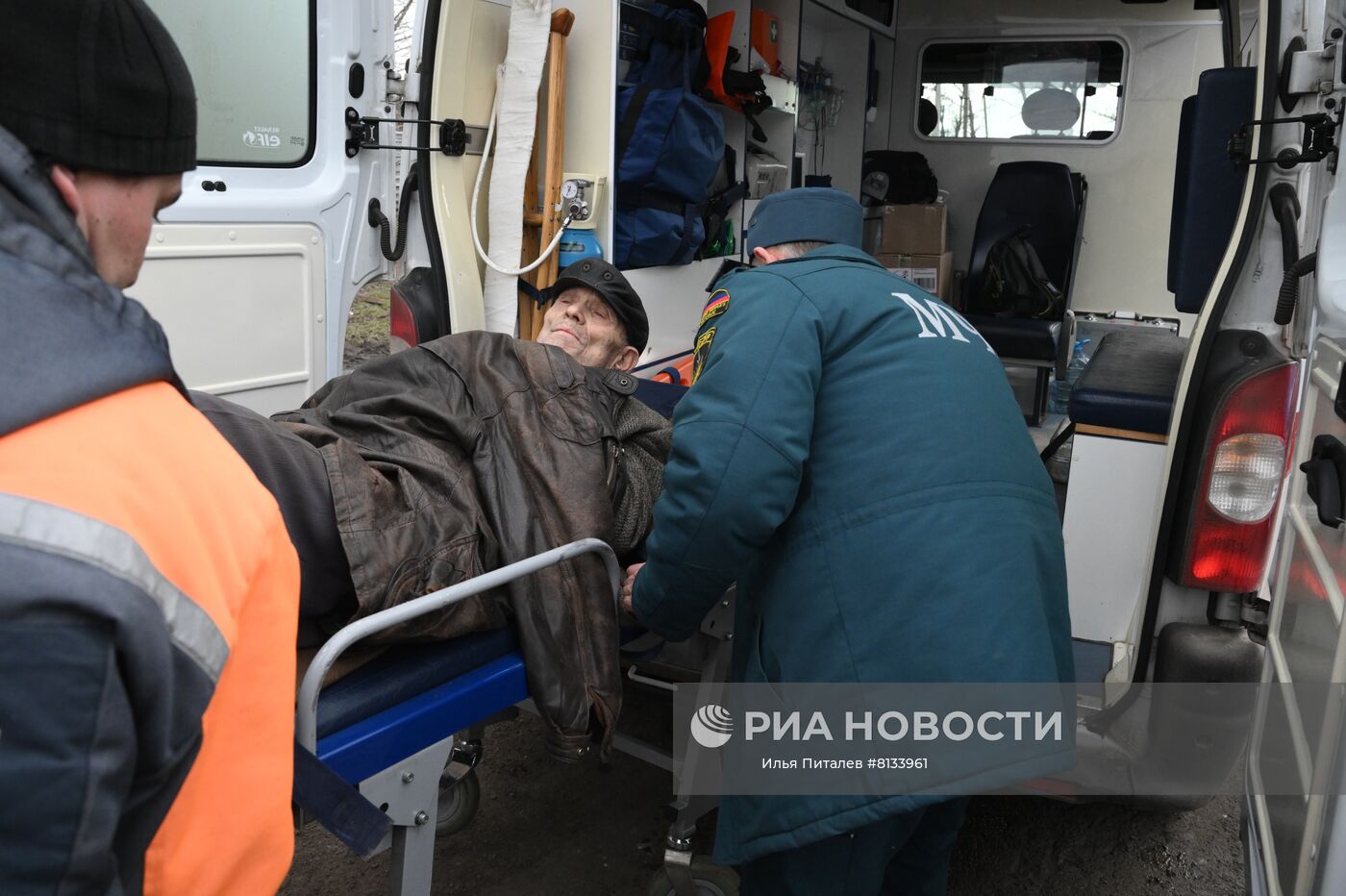 Жители Мариуполя покидают город при помощи гуманитарного коридора, организованного МЧС ДНР