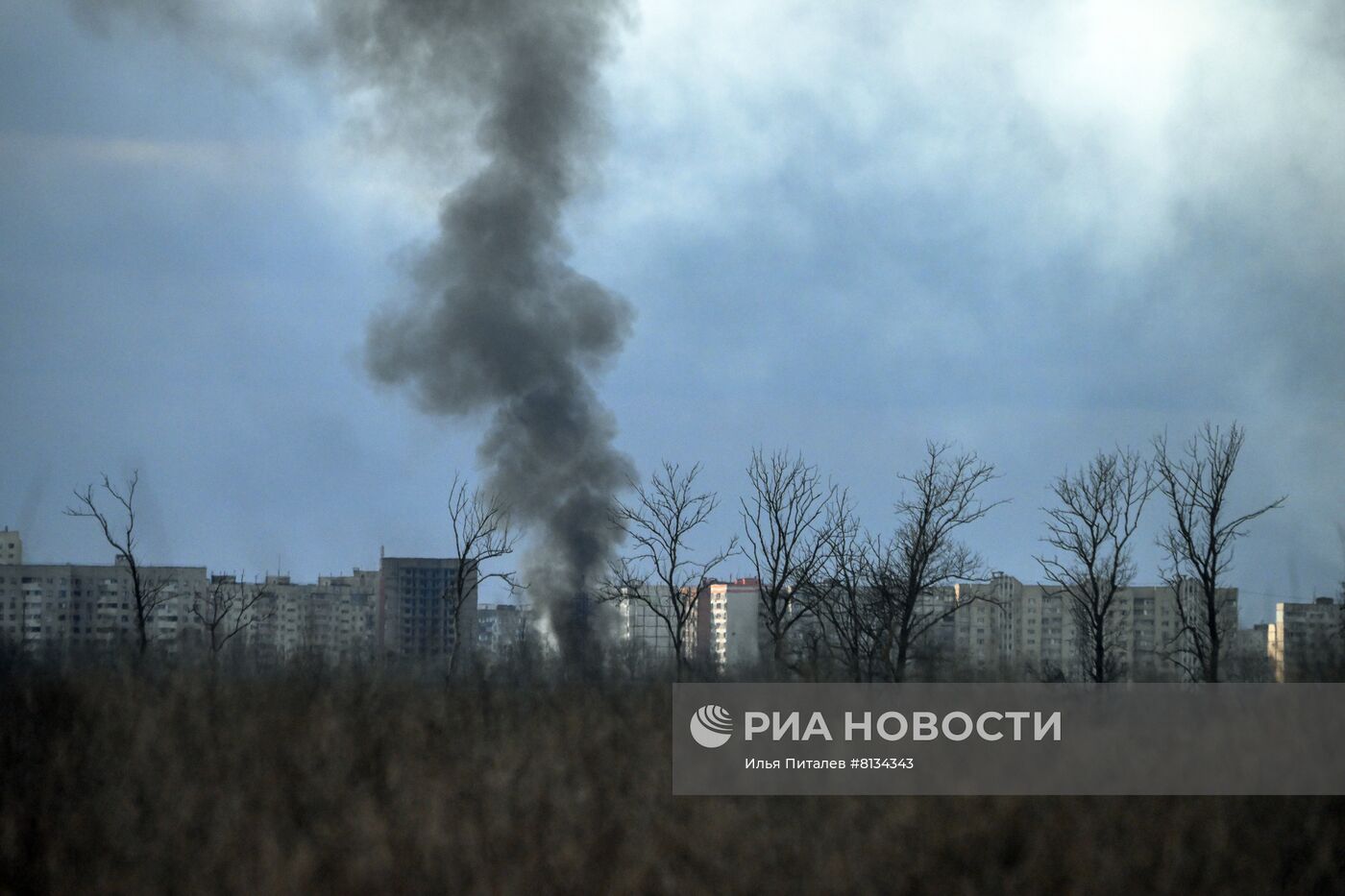 Жители Мариуполя покидают город при помощи гуманитарного коридора, организованного МЧС ДНР