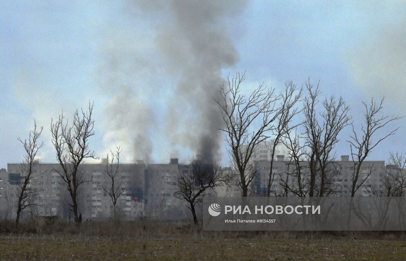 Жители Мариуполя покидают город при помощи гуманитарного коридора, организованного МЧС ДНР