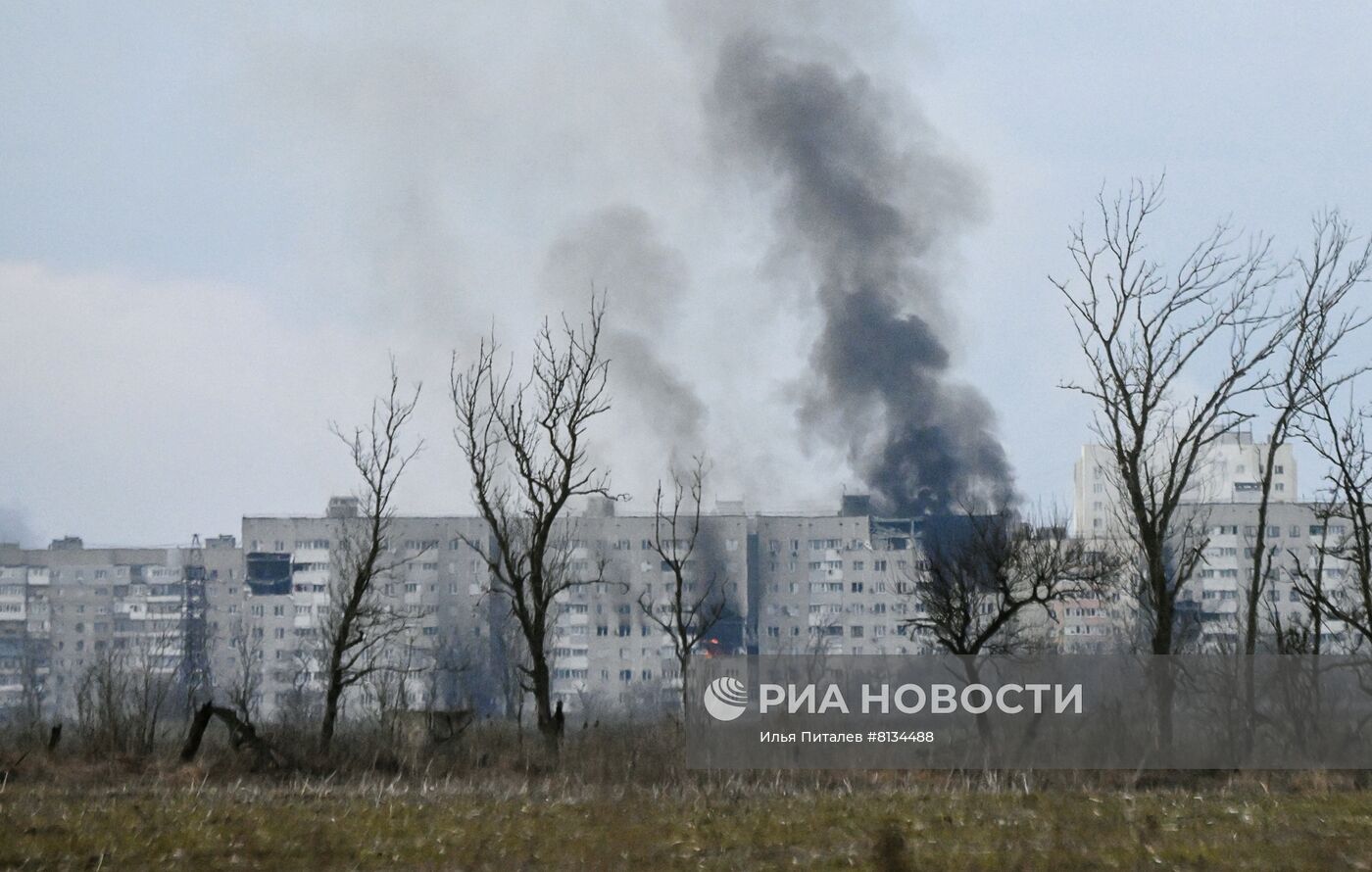 Жители Мариуполя покидают город при помощи гуманитарного коридора, организованного МЧС ДНР