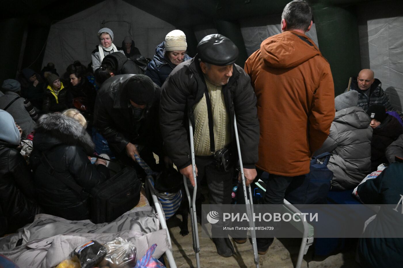 Жители Мариуполя покидают город при помощи гуманитарного коридора, организованного МЧС ДНР