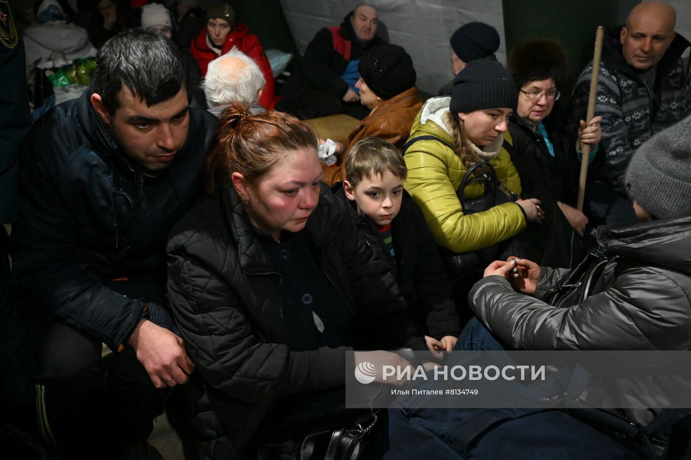 Жители Мариуполя покидают город при помощи гуманитарного коридора, организованного МЧС ДНР