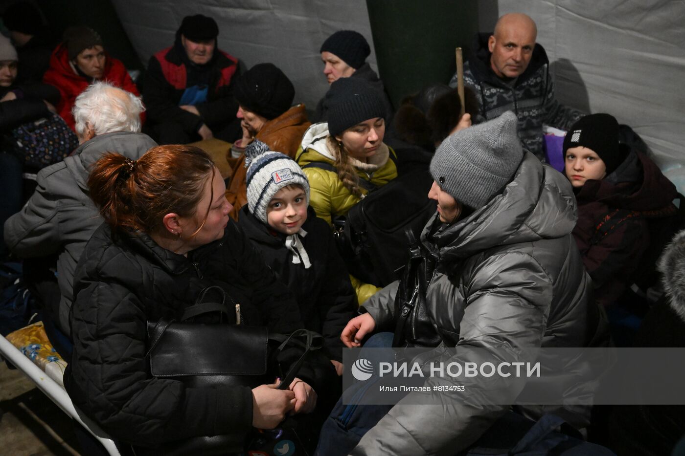 Жители Мариуполя покидают город при помощи гуманитарного коридора, организованного МЧС ДНР