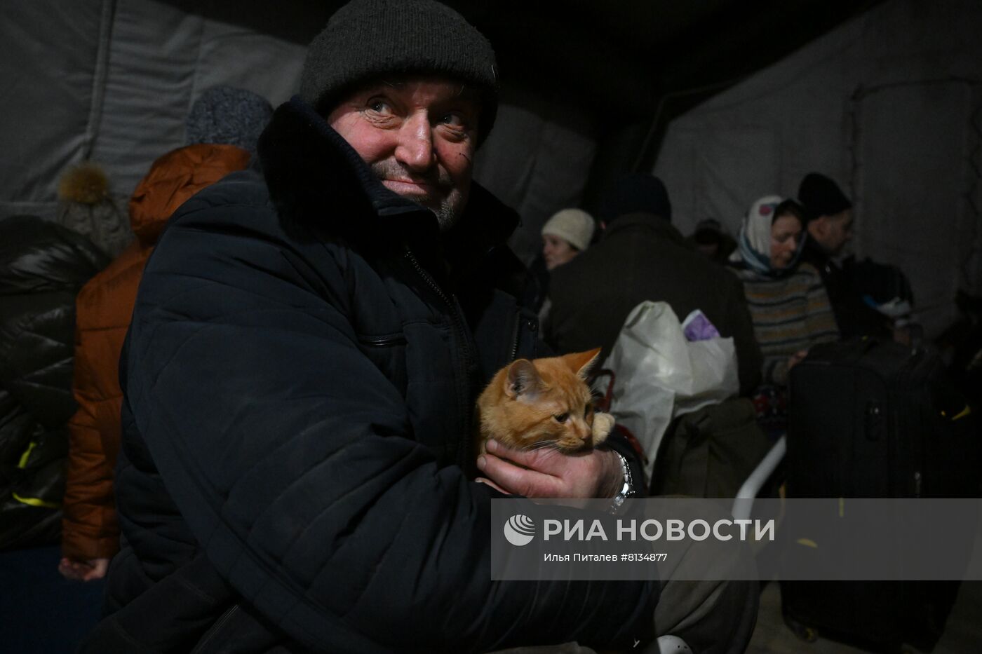 Жители Мариуполя покидают город при помощи гуманитарного коридора, организованного МЧС ДНР