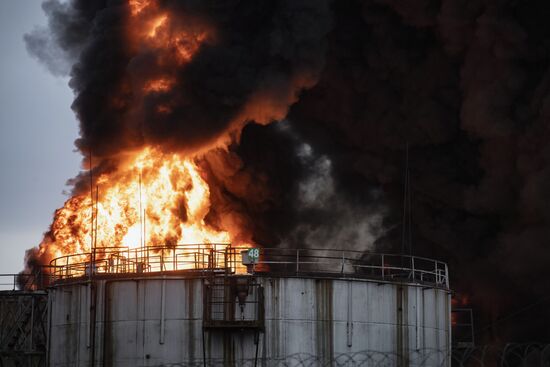 ВСУ нанесли удар по нефтебазе в Луганске 