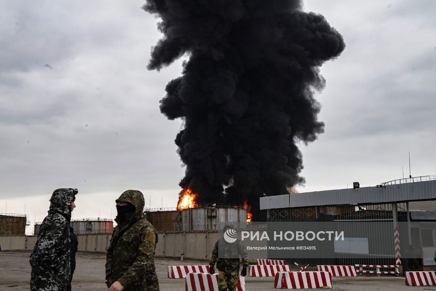 Удар по нефтебазе сегодня. Горит Нефтебаза в Луганске. Пожар ЛНР. Попадание ракет в Луганске.