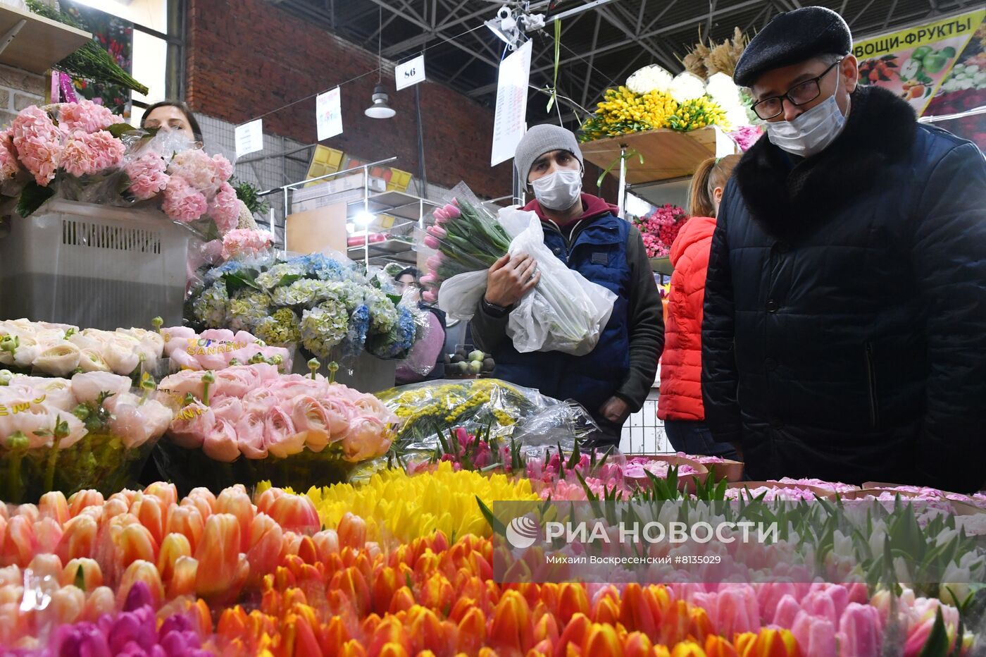 Продажа цветов накануне 8 марта