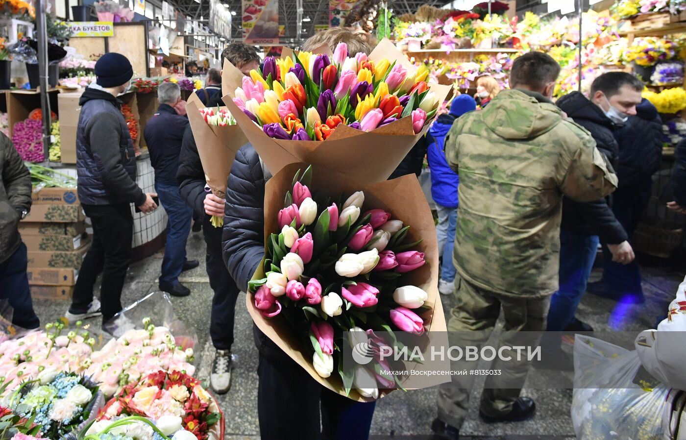 Продажа цветов накануне 8 марта