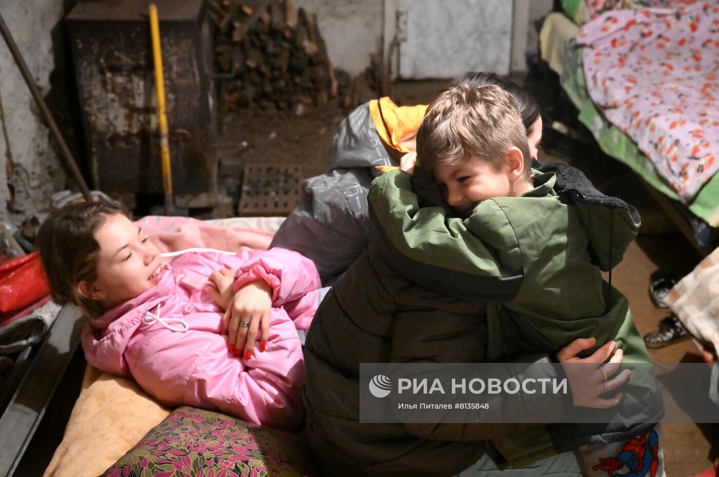 Жители поселка шахты имени Гагарина в Горловке