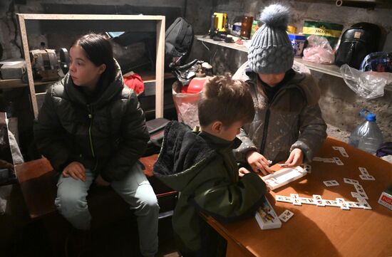 Жители поселка шахты имени Гагарина в Горловке