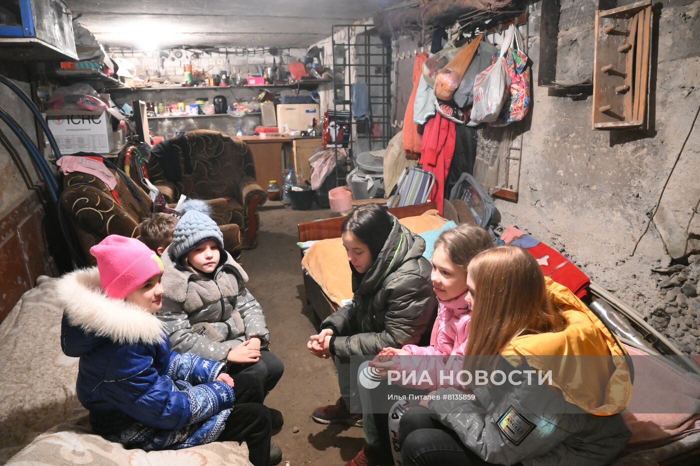 Жители поселка шахты имени Гагарина в Горловке