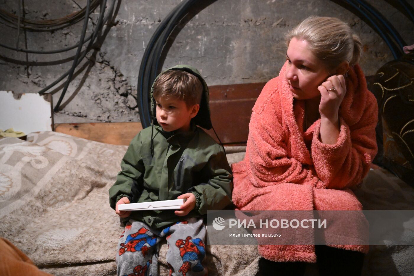 Жители поселка шахты имени Гагарина в Горловке