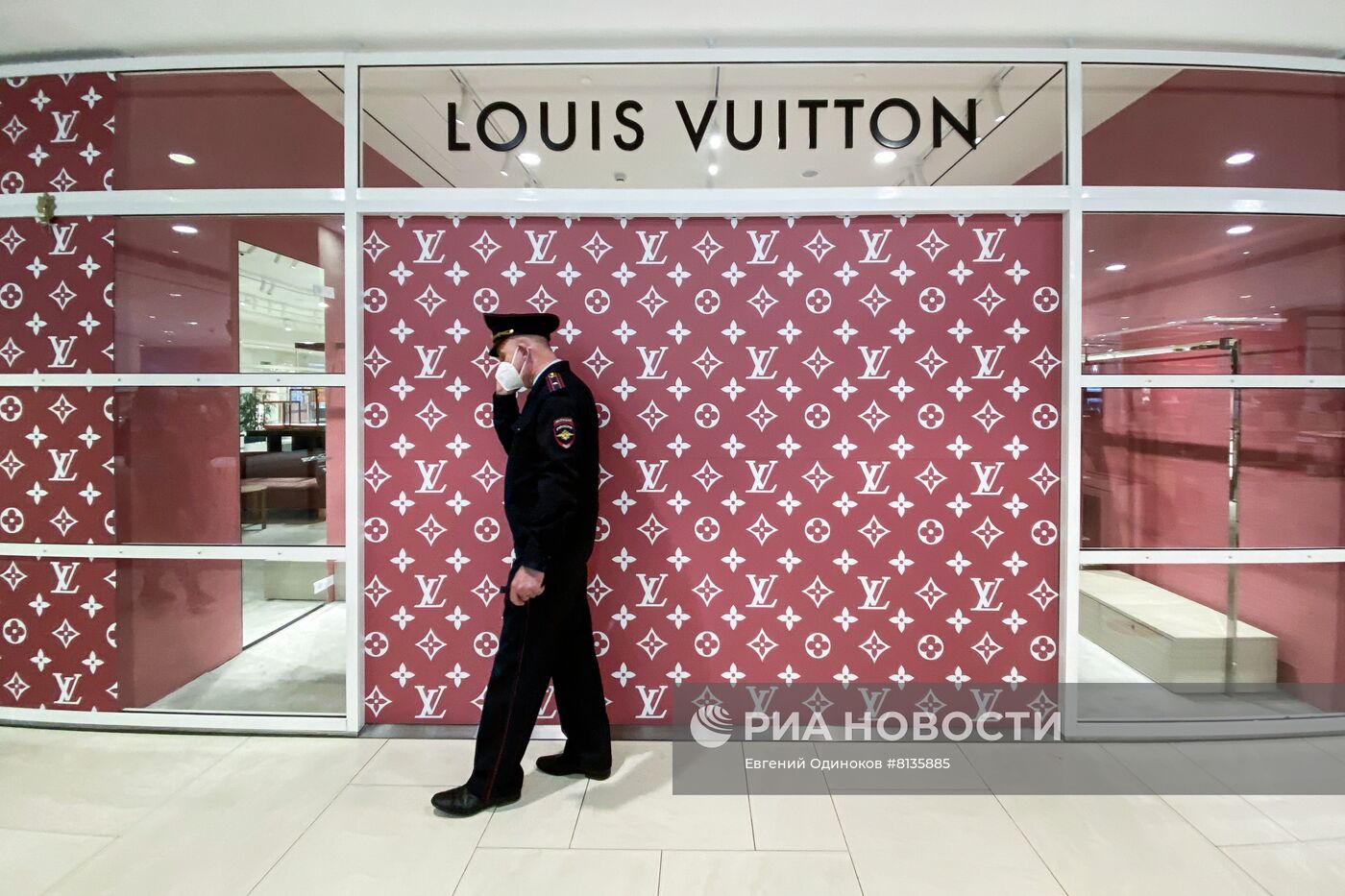 Люксовые модные дома приостановили продажи в России