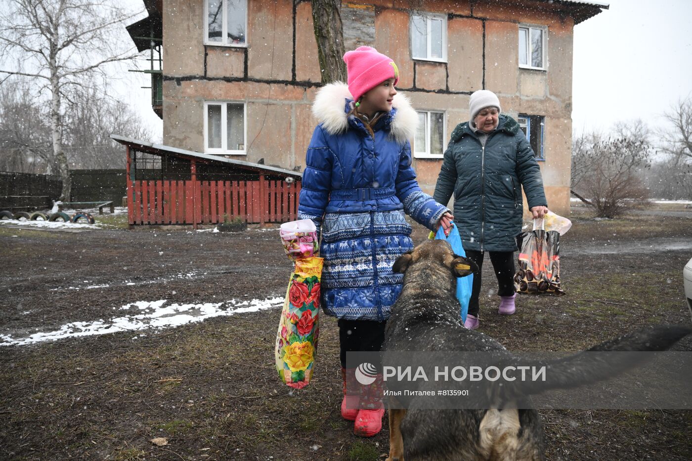 Жители поселка шахты имени Гагарина в Горловке