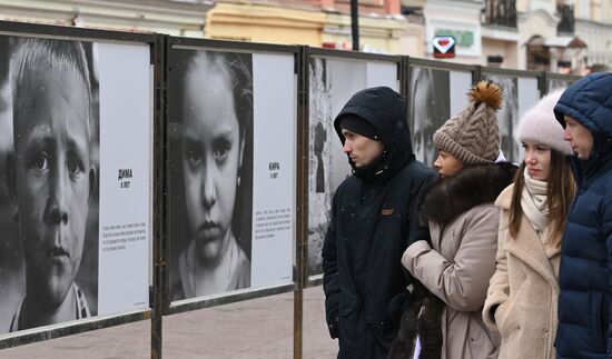 Фотовыставка "Посмотри в глаза Донбассу"