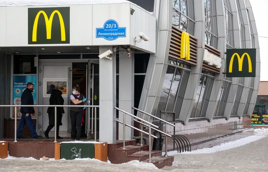 "Макдоналдс" временно закроют в России