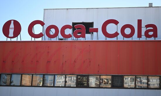 Coca-Cola и PepsiCo приостановили работу в России