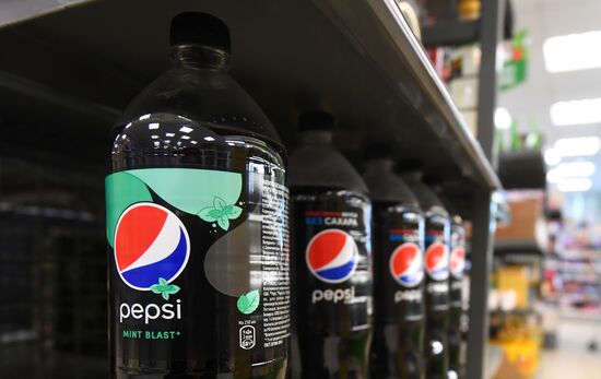 Coca-Cola и PepsiCo приостановили работу в России