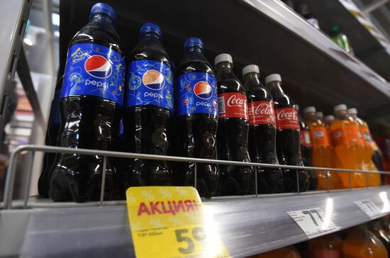 Coca-Cola и PepsiCo приостановили работу в России