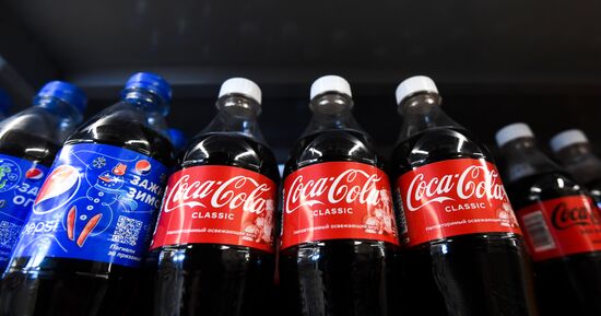 Coca-Cola и PepsiCo приостановили работу в России