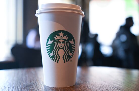 Starbucks приостанавливает деятельность в России