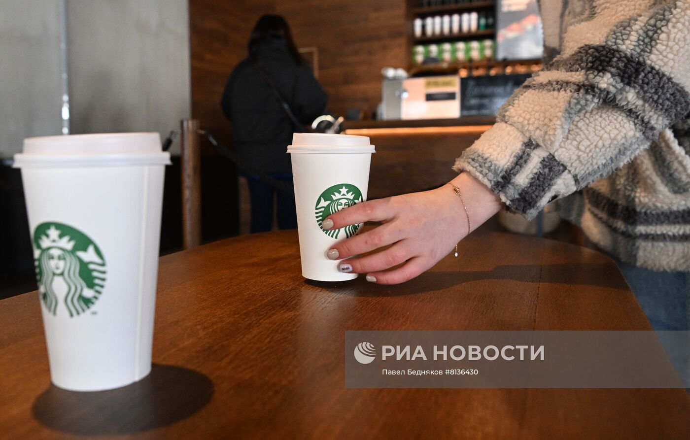 Starbucks приостанавливает деятельность в России