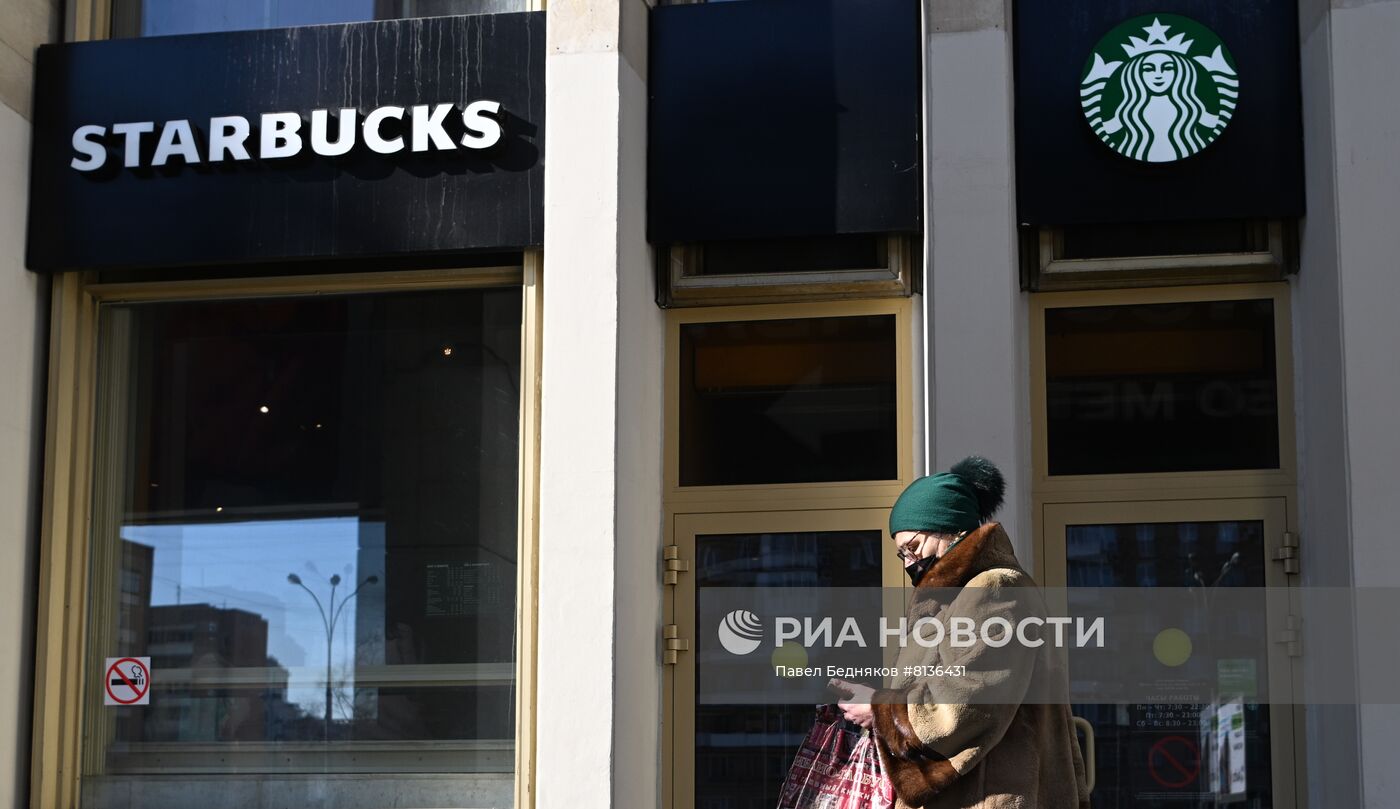 Starbucks приостанавливает деятельность в России