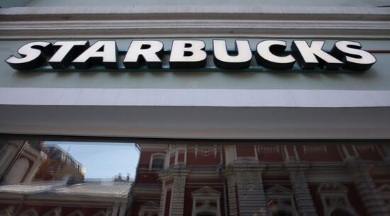 Starbucks приостанавливает деятельность в России