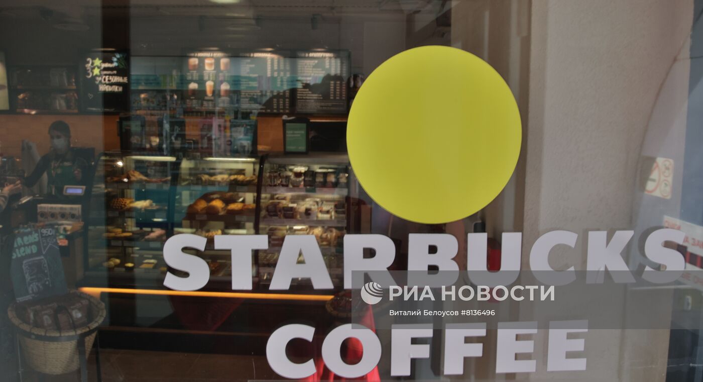 Starbucks приостанавливает деятельность в России