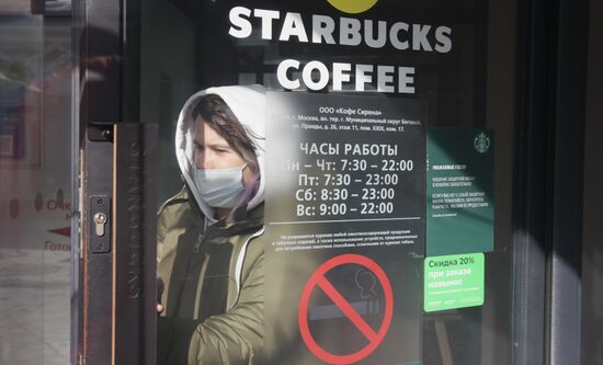 Starbucks приостанавливает деятельность в России