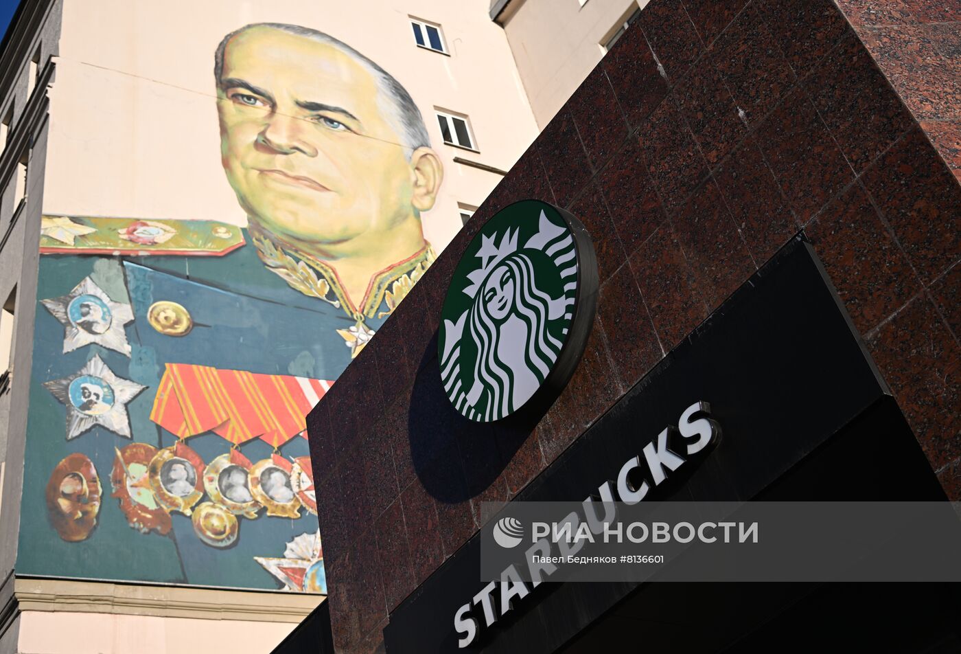 Starbucks приостанавливает деятельность в России