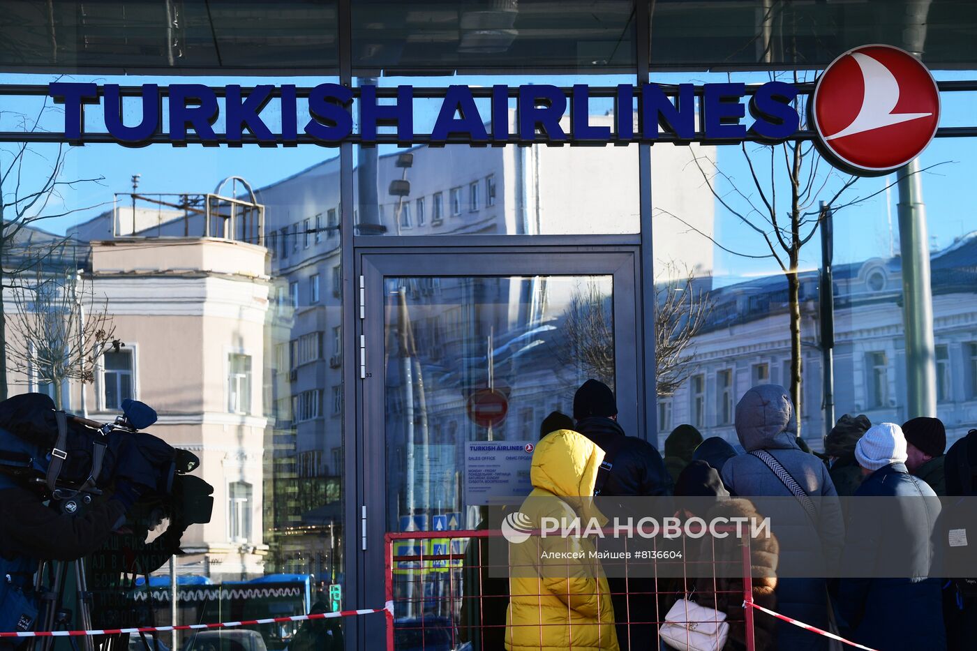 В Москве у офиса Turkish Airlines выстроилась очередь