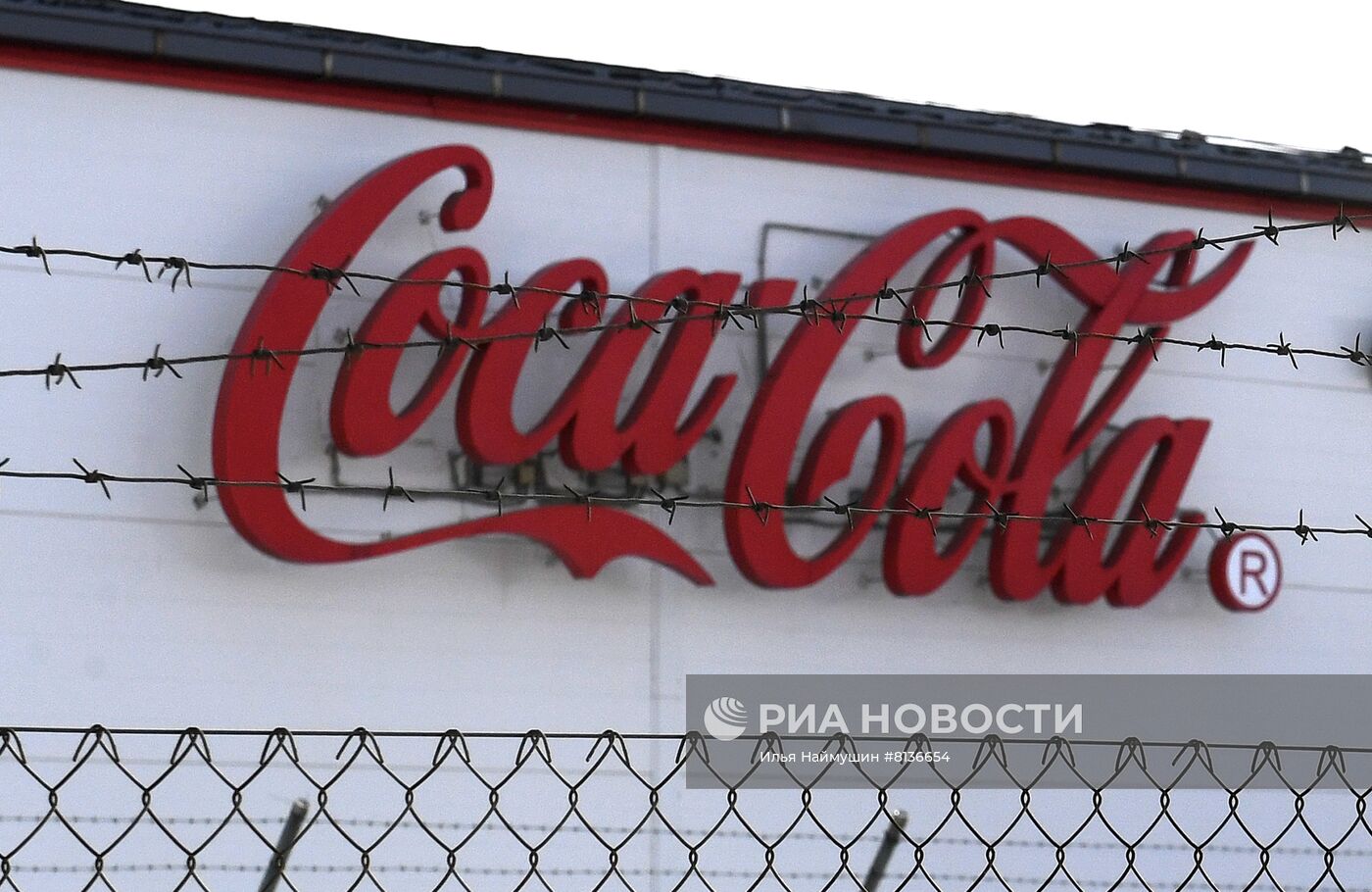 Coca-Cola и PepsiCo приостановили работу в России