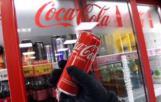 Coca-Cola и PepsiCo приостановили работу в России