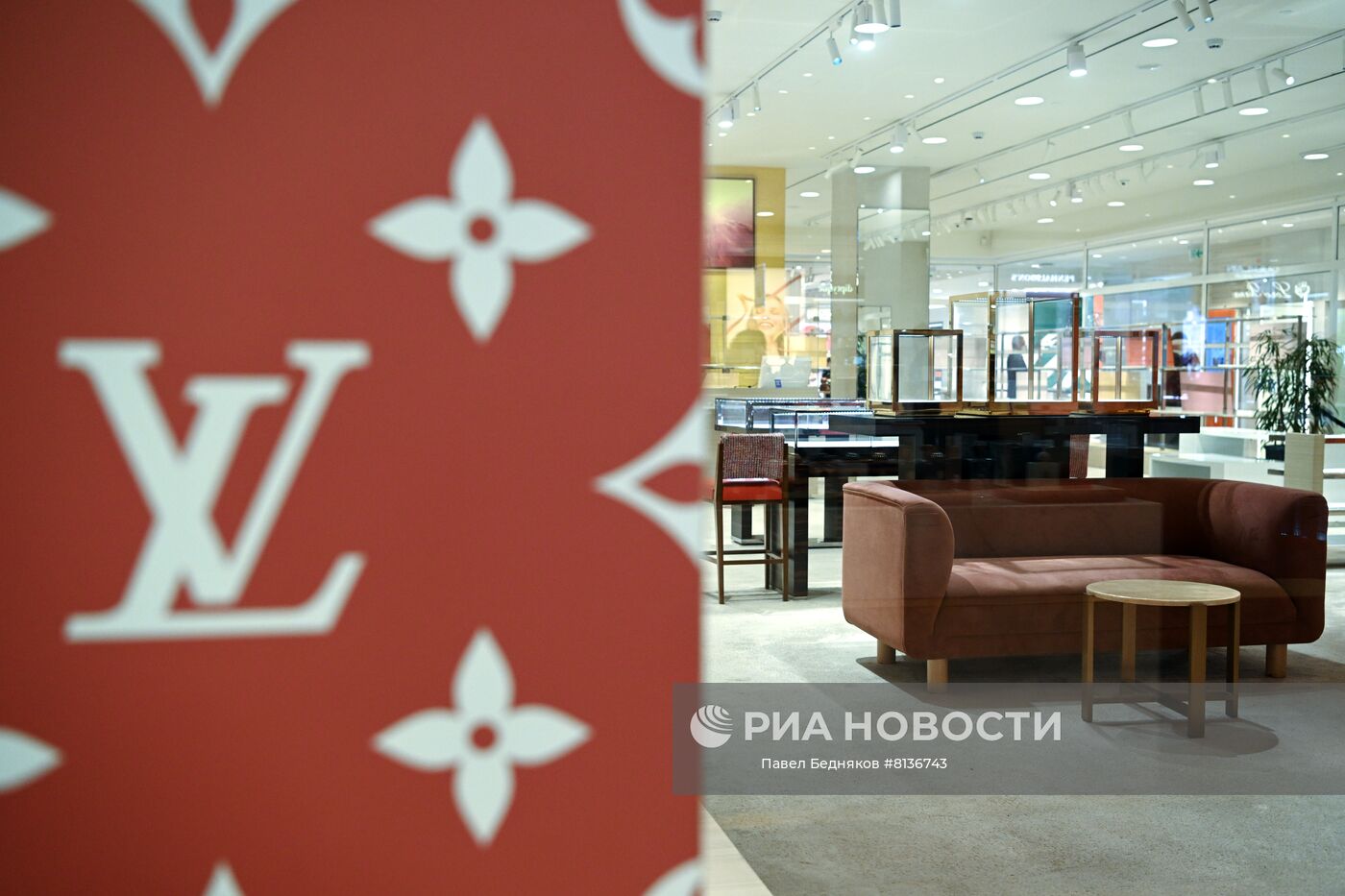 Люксовые модные дома приостановили продажи в России
