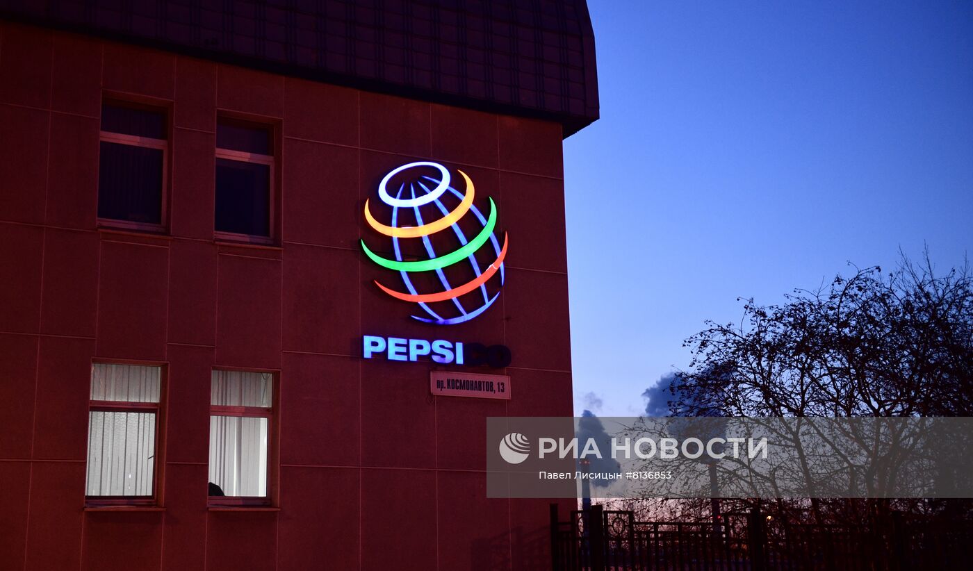 Coca-Cola и PepsiCo приостановили работу в России