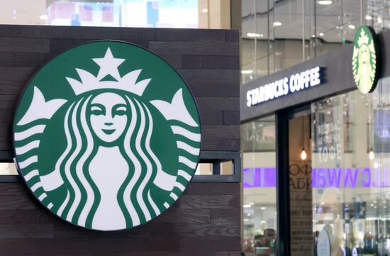 Starbucks приостанавливает деятельность в России