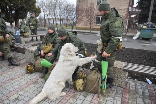 Жизнь в освобожденном поселке Сартана в ДНР