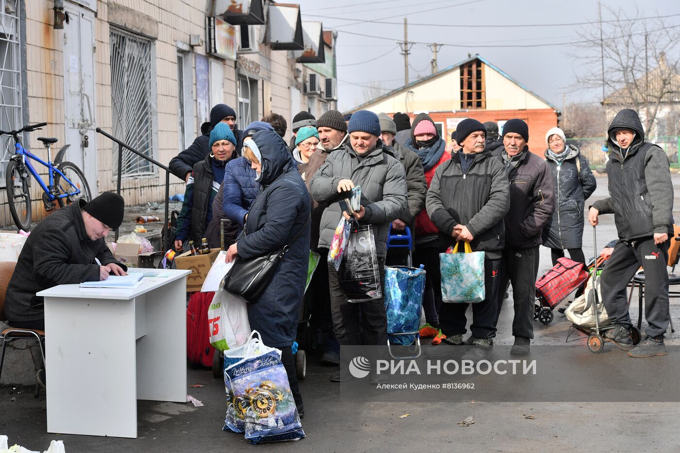 Жизнь в освобожденном поселке Сартана в ДНР