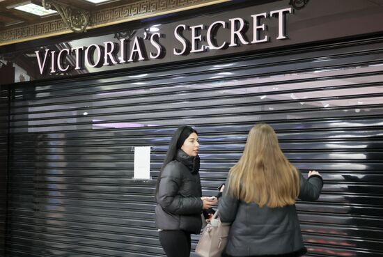 Ряд зарубежных брендов приостанавливает работу на территории России