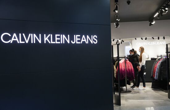 Ряд зарубежных брендов приостанавливает работу на территории России