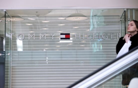 Ряд зарубежных брендов приостанавливает работу на территории России